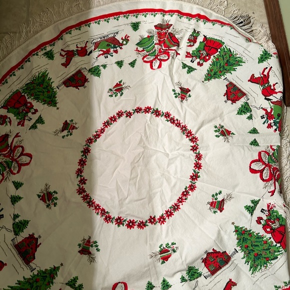 VTG Cotton Round Christmas tablecloth with fringe. No stains or tears. - Picture 8 of 9